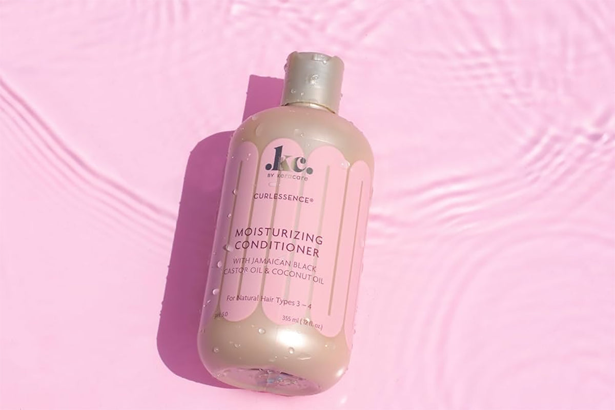 Flaske med Keracare Curlessence Moisturizing Conditioner med jamaicansk sort ricinusolie og kokosolie til naturlige hårtyper 3-4.