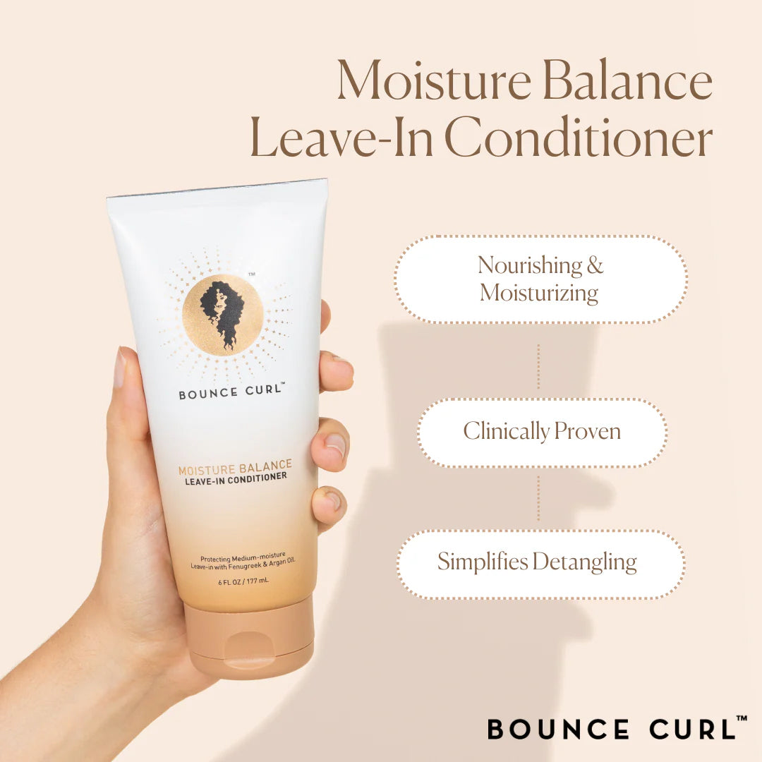 Hånd holder Bounce Curl Moisture Balance Leave in Conditioner 177ml mod beige baggrund med plejeegenskaber vist ved siden af.