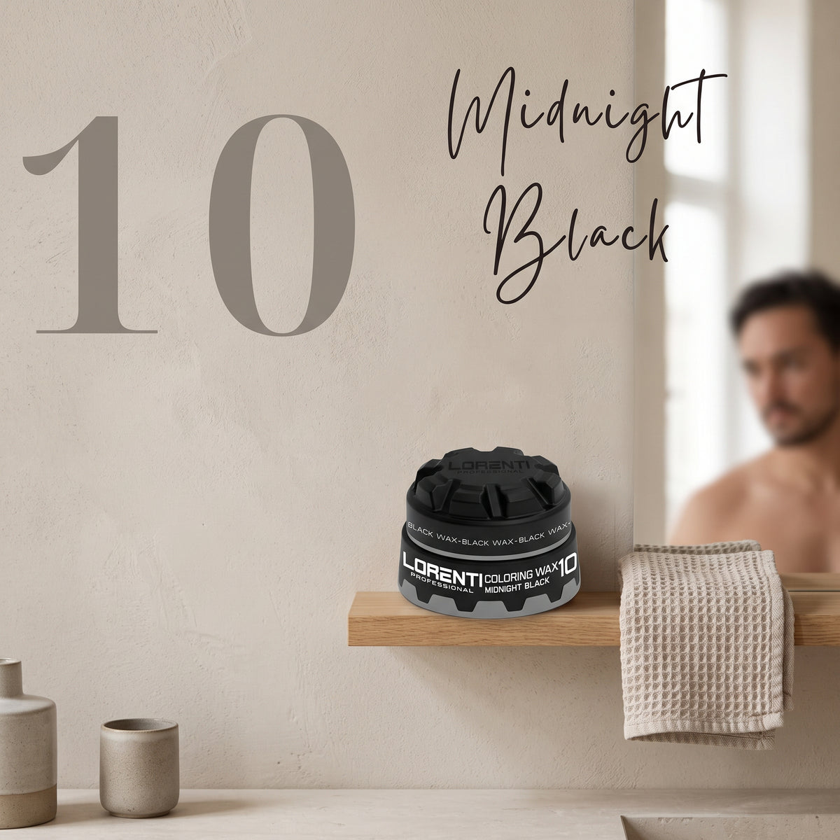 Lorenti Coloring Wax 10 Midnight Black, sort farvevoks i sort dåse på trææske i badeværelse.
