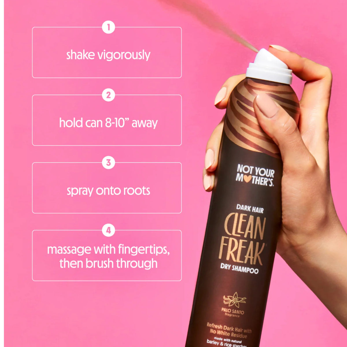 Hånd sprayer Not Your Mother's Clean Freak Dry Shampoo med 4 brugstrin på pink baggrund.