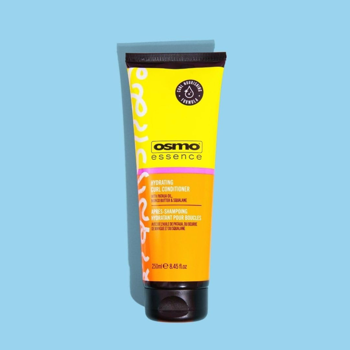 Osmo Essence Hydrating Curl Conditioner tube i gul og orange, 250 ml, på lyseblå baggrund.