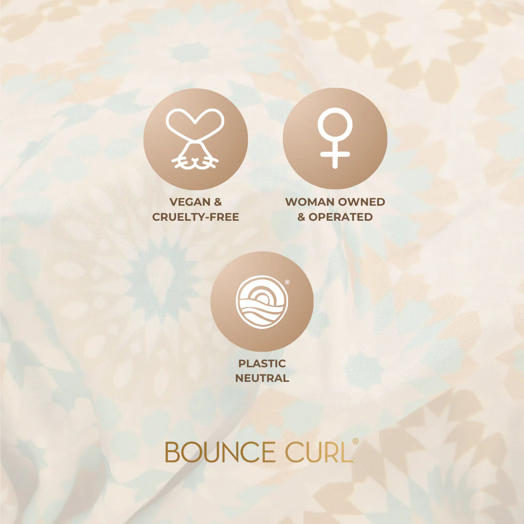 Pastelfarvet Bounce Curl Reversible Satin Hair Bonnet med ikoner for vegansk, plastneutral og kvindeejet produktion.